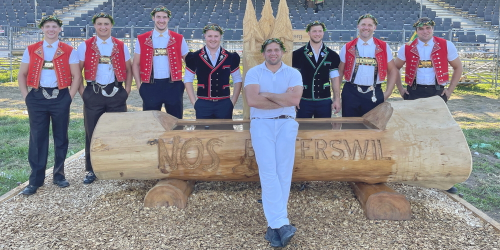 Die St. Galler Kranzschwinger: (v.l.n.r.) Andy Signer, Werner Schlegel, Damian Ott, Florian Riget, Lars Geisser, Michael Bernold, Arnold Forrer und Marcel Räbsamen.