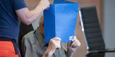 dpatopbilder - Der 101-jährige Angeklagte ist wegen Beihilfe zum Mord zu fünf Jahren Haft verurteilt worden. Foto: Fabian Sommer/dpa