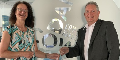 Schlüsselübergabe: Stadtpräsident Thomas Niederberger übergibt an Claudia Ruckstuhl.