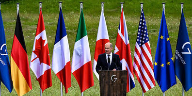 Bundeskanzler Olaf Scholz (SPD) spricht auf einer Pressekonferenz zum Abschluss des G-7-Gipfels auf Schloß Elmau. Foto: Peter Kneffel/dpa