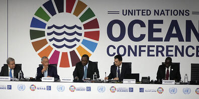 Antonio Guterres (l-r), Generalsekretär der Vereinten Nationen, Marcelo Rebelo de Sousa, Präsident von Portugal, und Uhuru Kenyatta, Präsident von Kenia, nehmen an der UN-Ozeankonferenz teil. Mit eindringlichen Forderungen nach einem besseren Schu...