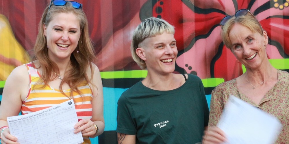 Kämpfen lohnt sich: Ronja Sakata, Lena Stauffer und Manuela Cagienard (v.l.) haben zur Rettung ihrer Minibeiz eine Petition gestartet und nun Unterstützung erhalten vom Stadtrat. Bild zvg