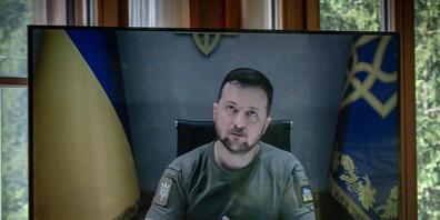 Der ukrainische Präsident Wolodymyr Selenskyj ist per Videokonferenz zur Arbeitssitzung der G7-Gipfelteilnehmer dazugeschaltet. Foto: Michael Kappeler/dpa