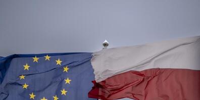 ARCHIV - Die Fahnen von Polen und der Europäischen Union wehen im Wind. Foto: Monika Skolimowska/dpa-Zentralbild/dpa