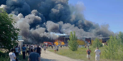 dpatopbilder - Rauchschwaden steigen nach dem Einschlag einer russischen Rakete im belebten Einkaufszentrum von Krementschuk auf. Foto: Viacheslav Priadko/AP/dpa