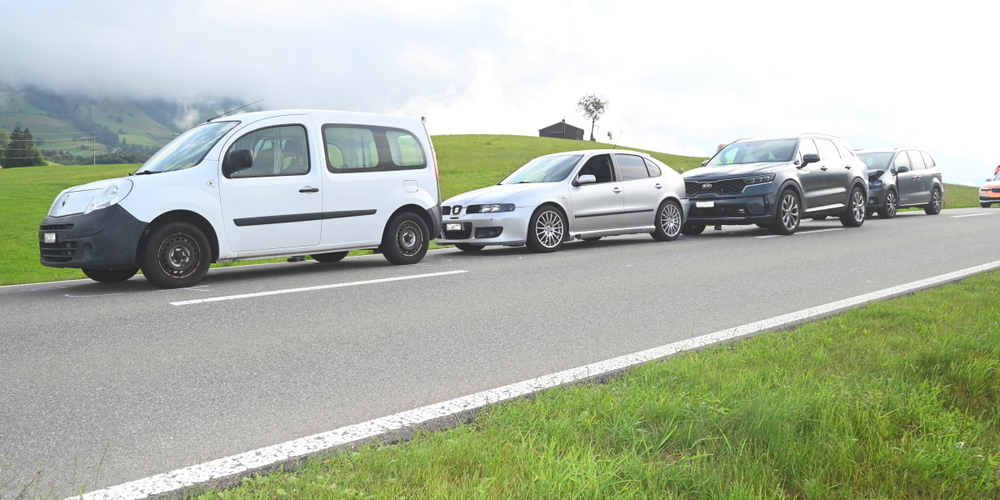 Die vier Unfallfahrzeuge. Insgesamt entstand Sachschaden in der Höhe von mehreren zehntausend Franken.