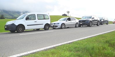 Die vier Unfallfahrzeuge. Insgesamt entstand Sachschaden in der Höhe von mehreren zehntausend Franken.