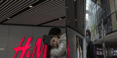 Der Modekonzern Hennes &amp; Mauritz (H&amp;M) sieht erste Anzeichen, dass sich die angespannte Situation in der Lieferkette schrittweise bessert. (Archivbild)