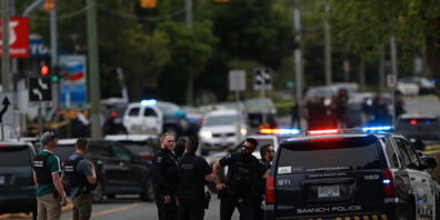 Polizeieinheiten aus Saanich unterstützen die Polizei von Victoria und die Royal Canada Mounted Police (RCMP) nach Schüssen bei einer Bank nahe der Stadt Vancouver. Bei dem Vorfall sind zwei Verdächtige getötet und sechs Polizisten verletzt worden...