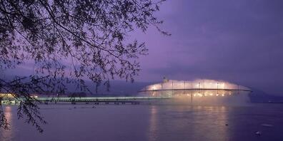 Die beleuchtete Plattform "Die Wolke (Le Nuage)" auf der Arteplage der Expo.02 in Yverdon-Les-Bains VD. Wann die nächste Landesausstellung stattfinden wird, steht noch in den Sternen. (Archivbild)