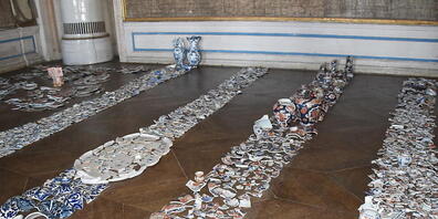 HANDOUT - Scherben von Imari-Porzellan liegen in einem Zimmer des Schlosses Loosdorf auf dem Boden. Eine von russischen Soldaten am Ende des Zweiten Weltkriegs verwüstete Sammlung jahrhundertealten Porzellans aus einem Schloss in Österreich ist in...