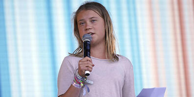 dpatopbilder - Die schwedische Klimaaktivistin Greta Thunberg steht während des Glastonbury Festivals in Worthy Farm in Somerset auf der Bühne und spricht zum Publikum. Foto: Yui Mok/Press Association/dpa