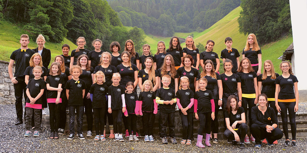 Alle Chöre am 24. Juni 2018 vor dem Abschlusskonzert (Kleiner Kinderchor, Hauptchor und Jugendensemble).