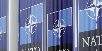 Vor dem Nato-Hauptquartier in Brüssel wehen Stoffbanner im Wind. Foto: Olivier Matthys/AP/dpa