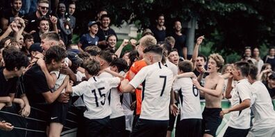 Grosser Jubel beim Junioren-Team nach dem Cupsieg in Kloten. 200 Fans sorgten für viel Stimmung. (Bild Jim Bezzola)