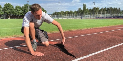 Und wieder hat sich der Belag an einer Stelle gelöst und es tut sich ein Riss auf. Domenic Stillhart, Leiter der Rasensportanlagen, begutachtet den Schaden.