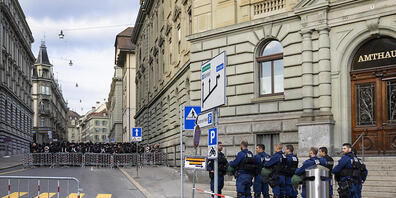 Polizisten vor dem Berner Amthaus bei Beginn des Rockerprozesses Ende Mai. An diesem Donnerstag  wird das Gerichtsgebäude wieder abgeriegelt werden.