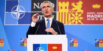 Jens Stoltenberg, Nato-Generalsekretär, äußert sich bei einer Pressekonferenz zum Abschluss des ersten Tages beim Nato-Gipfel in Madrid. Die Staats- und Regierungschefs der 30 Bündnisstaaten sollen bei dem zweitägigen Spitzentreffen Entscheidungen...