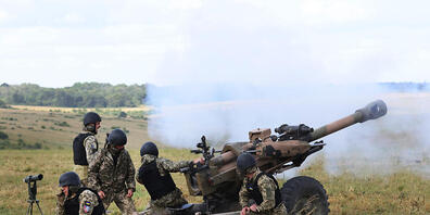 Britische Soldaten unterrichten Mitglieder der ukrainischen Streitkräfte in der Bedienung leichter Geschütze von Typ L119 der neuseeländischen Verteidigungskräfte und der britischen Armee. Foto: Tim Merry/Daily Express/PA Wire/dpa