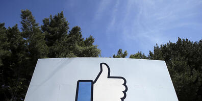 Wegen Äusserungen auf Facebook ist ein Kantonsangestellter in Zug freigestellt worden. (Symbolbild)