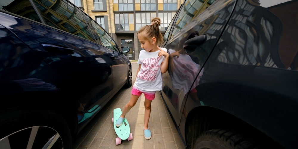 Das Spielen zwischen geparkten Autos kann für Kinder zu einer grossen Gefahr werden (Symbolbild)