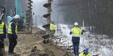 ARCHIV - Arbeiter beim Bau des ersten Teils einer rund 180 Kilometer langen und 5,5 Meter hohen Metallmauer, die Migranten aus Belarus daran hindern soll, illegal in die EU einzureisen. Polen hat den Bau des 187 Kilometer langen Zauns an seiner Gr...