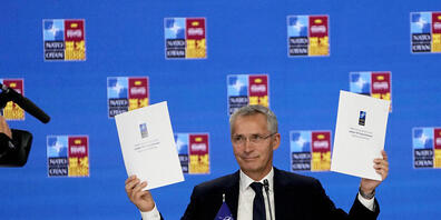 Jens Stoltenberg, Nato-Generalsekretär, hält am zweiten Tag des Nato-Gipfels in Madrid Dokumente einer Verpflichtungserklärung zur Innovation hoch. Foto: Paul White/AP/dpa