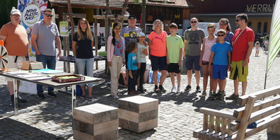 Eine kleine Tischmesse zur Eröffnung: Vertretende des Vereins Umweltvelowege Schweiz und des Melser Gemeinderats zelebrieren den Quiztrail. 