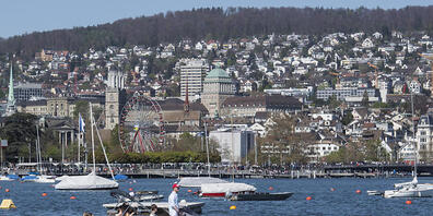 Auf dem Zürichsee herrscht an schönen Sommertagen viel Betrieb: Ein Tempolimit für Motorboote hält der Zürcher Regierungsrat aber derzeit für nicht notwendig. (Archivbild)