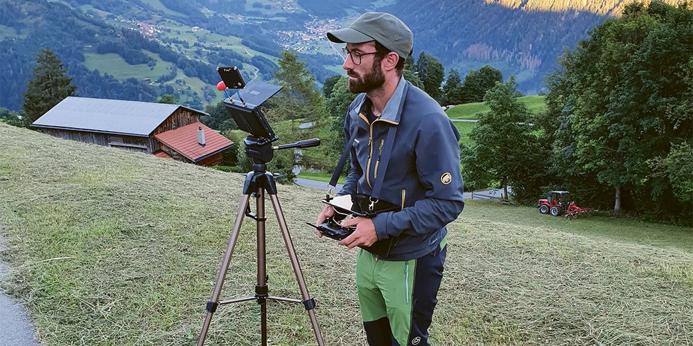 Andrea Wieland, Vorstandmitglied und Hegeobmann der Jägersektion Prättigau, rettete dieses Jahr mit seinem Einsatzteam bereits 70 Kitze vor einem möglichen Mähtod.