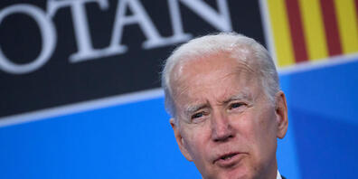 Joe Biden, US-amerikanischer Präsident, betonte beim Nato-Gipfel erneut die Geschlossenheit der Bündnispartner. Zusätzlich stellt er der Ukraine weitere Waffenlieferungen im Wert von 800 Millionen Dollar in Aussicht. Seine Regierung plane derzeit ...