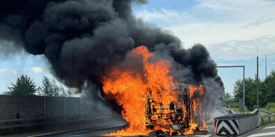 Ein Linienbus ist auf der Autobahn A2 bei der Verzweigung Rotsee LU komplett ausgebrannt.