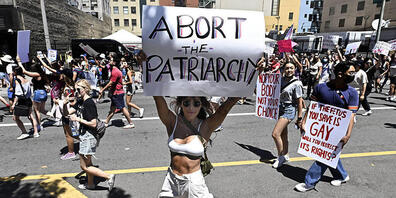 Der US-amerikanische Supreme Court hat das Recht auf Abtreibungen gekippt und damit landesweite Proteste ausgelöst. Präsident Joe Biden möchte das Recht, das Frauen über ihren eigenen Körper bestimmen lässt, nun gesetzlich verankern und das Urteil...