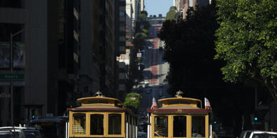 Zwei Cable-Car-Bahnen auf einer Strasse in der US-Metropole San Francisco. (Archivbild)