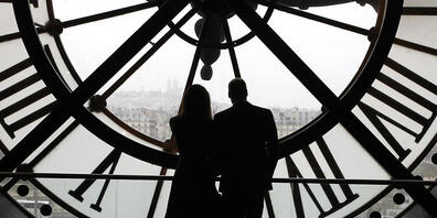 Der britische Prinz William und seine Frau Kate vor einem grossen Zifferblatt im Kunstmuseum Musee d'Orsay in Paris. (Archivbild)