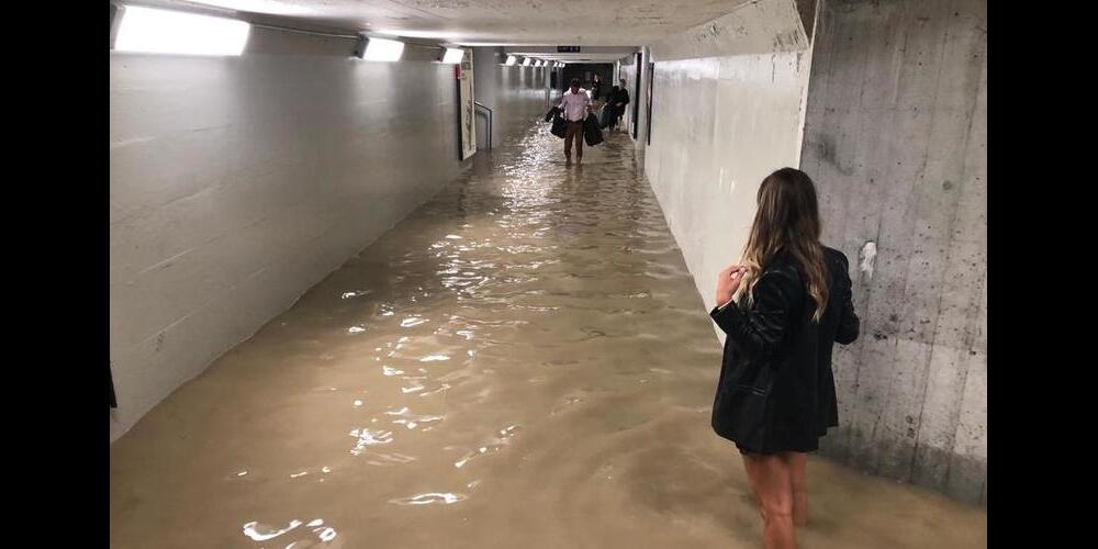 Die Unterführung beim Bahnhof Pfäffikon stand gestern Abend unter Wasser.