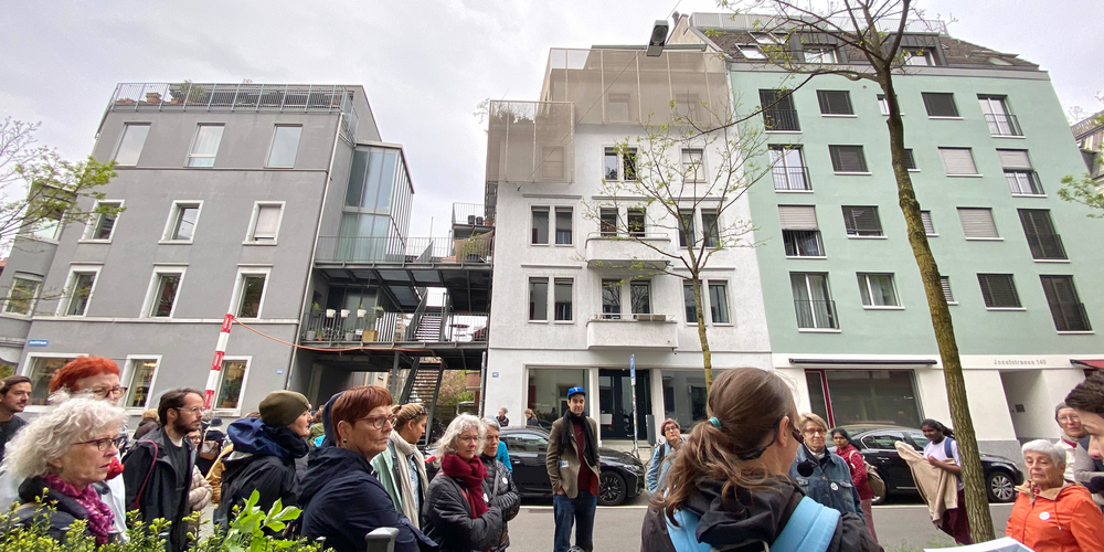 Die zeitgenössische Architektin Vera Gloor trug im Langstrassenquartier zum Wandlungsprozess vom Arbeiter- zum Trendquartier bei, was ihr nicht nur Lob einbrachte. Diese drei Häuser an der Josefstrasse wurden von ihr aufgestockt und totalsaniert.
