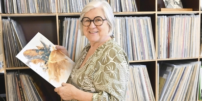 Verena Specks Sammlung von Secondhandschallplatten ist beachtlich. Darunter befinden sich viele Schellackraritäten. Schellackschallplatten sind die Vorläufer von Vinylschallplatten.