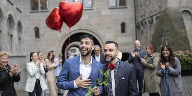 Endlich war es soweit: Ein frischgetrautes Ehepaar am Freitag vor dem Zürcher Amtshaus.