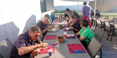Eröffnung der Terrasse mit einem feinen Brunch und Bedienung durch die Chefs - das macht Freude! 