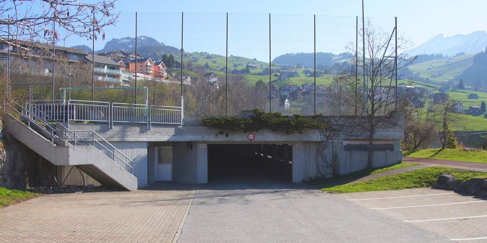Nicht mehr lange kostenlos: die Parkplätze bei der Tiefgarage des Ammler Sportplatzes.