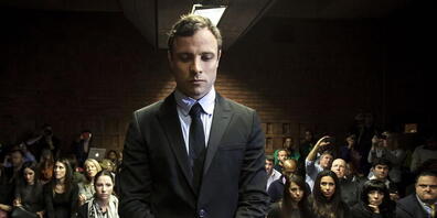 Der Paralympics-Star Oscar Pistorius war von einem südafrikanischen Gericht zu einer Haftstrafe von 13 Jahren verurteilt worden. Er hatte seine Freundin erschossen. Nun hat Pistorius im Rahmen seiner Rehabilitation die Eltern der ermordeten Frau g...