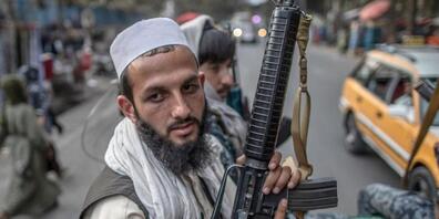 ARCHIV - Junge Taliban-Kämpfer patrouillieren auf der Ladefläche eines Pick-Ups in den Straßen von Kabul. Foto: Oliver Weiken/dpa