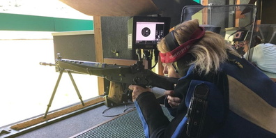 Nationalrätin Esther Friedli im Schiessstand.