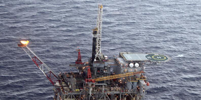 ARCHIV - Die Regierung von US-Präsident Joe Biden schließt Medienberichten zufolge neue Öl- und Gasbohrungen vor den Küsten der USA nicht aus. Foto: Jon Fahey/AP/dpa