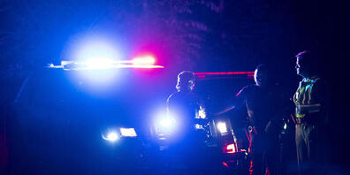 HANDOUT - Polizisten sperren den Vadnais Lake ab, nachdem bekannt wurde, dass ein totes Kind aus dem See geborgen wurde. Foto: Alex Kormann/Star Tribune/AP/dpa - ACHTUNG: Nur zur redaktionellen Verwendung und nur mit vollständiger Nennung des vors...