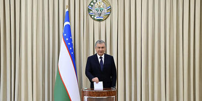 ARCHIV - Präsident Schawkat Mirsijojew bei der letzten usbekischen Wahl im vergangenen Jahr. Foto: Uncredited/Uzbekistan Presidential Press Service/AP/dpa