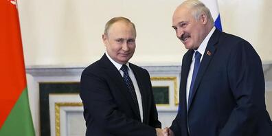 Das von der staatlichen russischen Nachrichtenagentur Sputnik über AP veröffentlichte Bild zeigt Wladimir Putin (l), Präsident von Russland, und Alexander Lukaschenko, Präsident von Belarus, die sich bei einem Treffen die Hände geben. Foto: Mikhai...