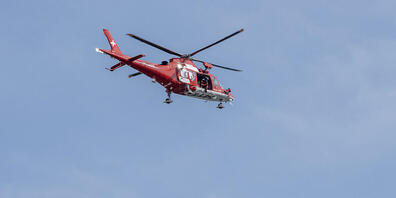 Der verunglückte Motorradfahrer wurde mit einem Helikopter in ein Spital transportiert. (Archivbild)