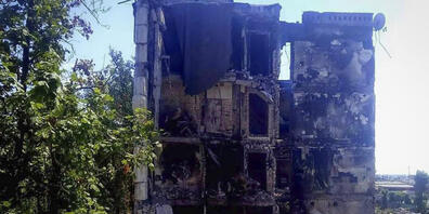 HANDOUT - Auf diesem von der Militärverwaltung der Region Luhansk zur Verfügung gestellten Foto sind beschädigte Wohngebäude in Lyssytschansk zu sehen. Foto: -/(Militärverwaltung der Region Luhansk/AP/dpa - ACHTUNG: Nur zur redaktionellen Verwendu...